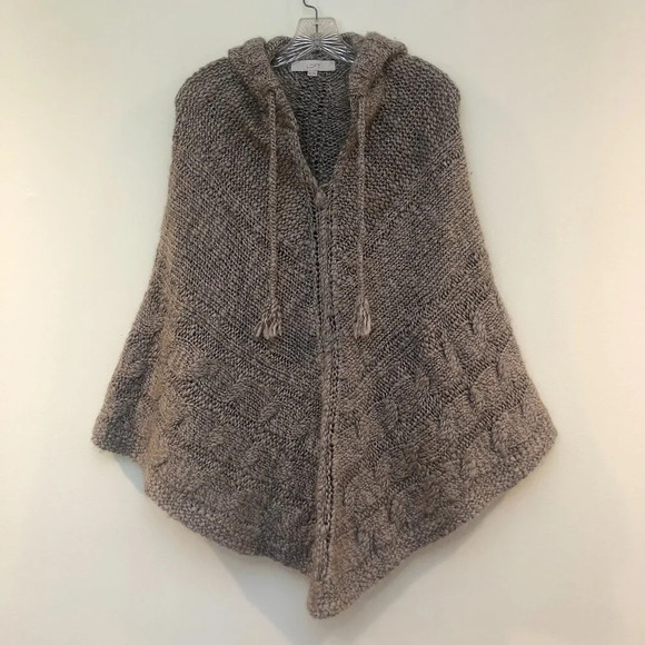 LOFT Sweaters - 🍁LOFT Cream Knit Bohemian Poncho Sweater XS/S